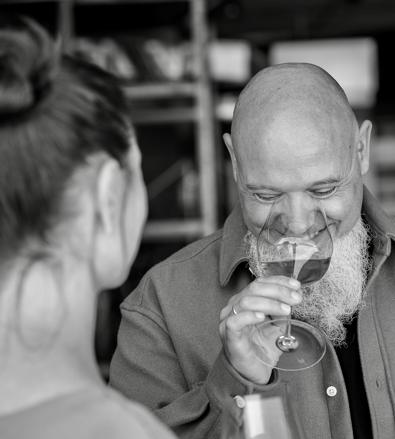 Thomas Hareter verkostet Biowein im Weingut Hareter – Biowein aus den Rieden von Weiden am See.